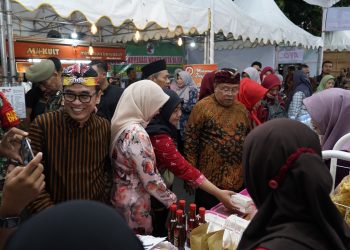 Walikota Blitar Santoso bersama Wakilnya Tjutjuk Sunario saat mengunjungi salah satu stan di Bazar Ramadhan 2024, foto: Dani ES/detak.media