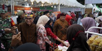 Walikota Blitar Santoso bersama Wakilnya Tjutjuk Sunario saat mengunjungi salah satu stan di Bazar Ramadhan 2024, foto: Dani ES/detak.media