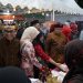 Walikota Blitar Santoso bersama Wakilnya Tjutjuk Sunario saat mengunjungi salah satu stan di Bazar Ramadhan 2024, foto: Dani ES/detak.media