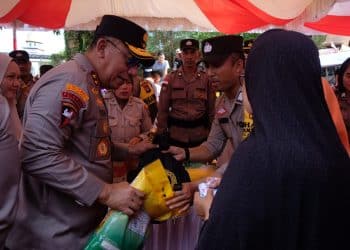 Kapolda Kepri saat Menyerahkan Sembako Murah kepada Warga Tanjungpinang, foto: Mael/detak.media