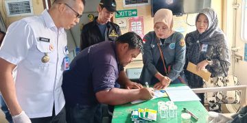 BNN saat Melakukan Pengecekan Urine Kapten dan Kru Kapal Pelabuhan SBP, foto: Mael/detak.media