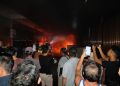 DPKP Tanjungpinang saat Memadamkan Api yang Melalap Ruko di Pasar KUD, foto: Mael/detak.media