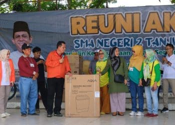 Ansar saat Memberikan Doorprize dalam Kegiatan Jalan Santai Reuni Akbar Ilunisda 2024, foto: Mael/detak.media