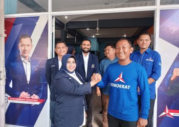 Rahma dan Agus Wibowo saat berada di Kantor DPC Demokrat Tanjungpinang, foto: Mael/detak.media