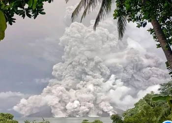 Abu vulkanik dan awan panas menyebar ke segala arah akibat aktivitas erupsi yang terjadi di Gunung Ruang yang terletak di Kabupaten Kepulauan Sitaro, Sulawesi Utara, Selasa (30/4/2024). (ANTARA/HO-PVMBG)