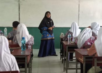 Salah seorang Narasumber,  Yuli Munir saat memberikan materi di depan para siswa SMA Negeri 3 Tanjungpinang, foto: ist/detak.media