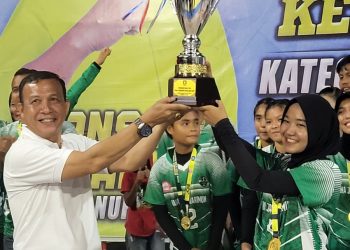 Kepala DP3AP2KB Kepri, Muhammad Dali saat menyerahkan Piala pada penutupan Kejuaraan voli Gubernur Kepri Zona Karimun, foto: ist/detak.media