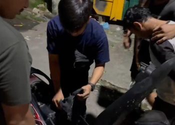 Tersangka YA dan ZS usai Diringkus Satresnarkoba Polresta Tanjungpinang, foto: Mael/detak.media