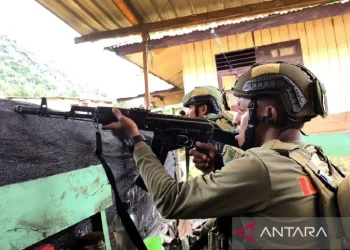 Anggota TNI-Polri bersiaga sambil memantau pergerakan KKB yang berupaya menyerang Polsek dan Koramil Homeyo, Kabupaten Intan Jaya, Papua Tengah. ANTARA/HO-Satgas Damai Cartenz/aa.