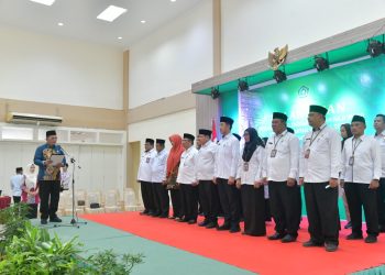 Gubernur Kepri, Ansar Ahmad saat melantik Petugas Penyelenggara Ibadah Haji Embarkasi Batam untuk musim haji 1445 H/2024, foto: ist/detak.media