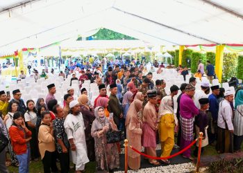 Masyarakat yang hadir dalam acara open house Gubernur Kepri di Gedung Daerah Tanjungpinang, saat mengantri bersalaman dengan Gubernur Ansar, foto:ist/detak.media