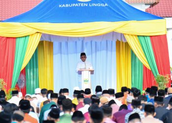 Gubernur Kepri, Ansar Ahmad saat menjadi khatib shalat Idul Fitri di Daik Kabupaten Lingga, foto: ist/detak.media