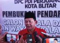 Foto: Bambang Rianto saat diwawancarai di Kantor DPC PDI Perjuangan Kota Blitar, foto: Dani ES/detak.media