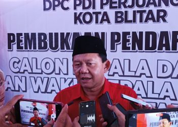 Foto: Bambang Rianto saat diwawancarai di Kantor DPC PDI Perjuangan Kota Blitar, foto: Dani ES/detak.media