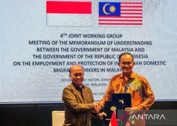 Sekjen Kemnaker Anwar Sanusi (kiri) dan Dato Sri Khairul Dzaimee bin Daud sebagai Sekjen Kementerian Sumber Manusia Malaysia dalam pertemuan JWG) on the MoU on the Employment and Protection of Indonesian Domestic Workers in Malaysia di Johor Bahru, Malaysia pada 9-11 Mei 2024. ANTARA/HO-Kemnaker/pri.