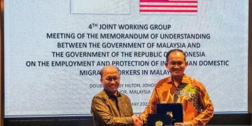 Sekjen Kemnaker Anwar Sanusi (kiri) dan Dato Sri Khairul Dzaimee bin Daud sebagai Sekjen Kementerian Sumber Manusia Malaysia dalam pertemuan JWG) on the MoU on the Employment and Protection of Indonesian Domestic Workers in Malaysia di Johor Bahru, Malaysia pada 9-11 Mei 2024. ANTARA/HO-Kemnaker/pri.