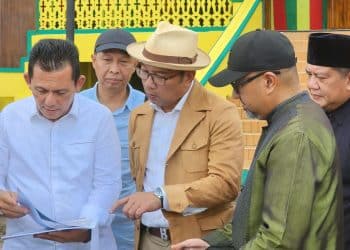 Gubernur Kepulauan Riau H. Ansar Ahmad saat mengajak Gubernur Jawa Barat 2018-2023 Ridwan Kamil berkunjung ke Pulau Penyengat, foto: ist/kepriprov.go.id