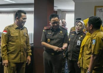 Gubernur Kepulauan Riau H. Ansar Ahmad saat bersilaturahmi dengan Kepala Kejaksaan Tinggi (Kajati) Kepri, Teguh Subroto di Ruang Kerja Gubernur, Gedung A Kantor Gubernur, Dompak, Selasa (16/04). foto: ist/kepriprov.go.id