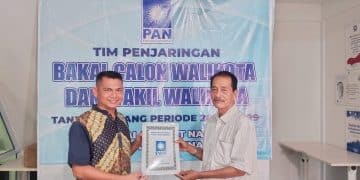 Iwan Kusmawan saat mendaftar ke PAN sebagai Bacalon Wakil Wali Kota Tanjungpinang, saat penyerahan formulir pendaftaran, diterima langsung oleh Ketua DPDPANTanjungpinang, Sahroni, foto: Detak.media