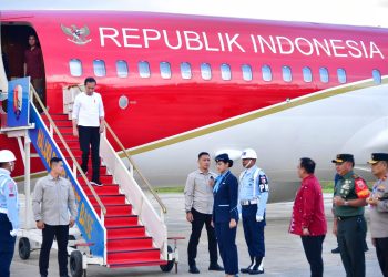 Presiden Jokowi tiba di Pangkalan TNI Haluoleo, Konawe Selatan, Minggu (12/05/2024). (Foto: BPMI Setpres)