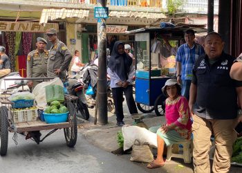 Petugas Satpol PP saat Menertibkan PKL di kawasan Jalan Gambir Tanjungpinang, foto: Mael/detak.media