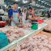 Ayam Potong yang Dijual oleh Pedagang di Pasar Bintan Center Tanjungpinang, foto: Mael/detak.media