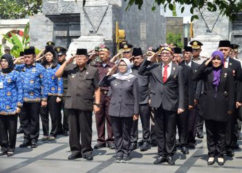 Bupati Blitar Rini Syarifah bersama Walikota Blitar (kiri) dan Forkopimda saat ikuti upacara yang digelar di HUT Lemhannas RI ke-59,foto: Dani ES/detak.media