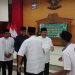 Walikota Blitar Santoso saat menyalami jamaah haji, foto: Dani ES/detak.media