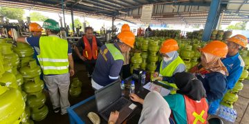 Disperdagin Tanjungpinang saat Melakukan Sidak di SPBE Jalan Sei Carang, foto: Mael/detak.media