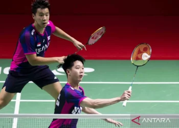 Arsip foto - Pebulu tangkis ganda putra Indonesia Kevin Sanjaya Sukamuljo (kanan) dan Marcus Fernaldi Gideon (kiri) (The Minions) mengembalikan kok ke pebulu tangkis Malaysia Goh Sze Fei dan Nur Izzuddin pada babak Perempat Final Daihatsu Indonesia Masters 2022 di Istora Senayan, Jakarta, Jumat (10/6/2022). ANTARA FOTO/Muhammad Adimaja/wsj.