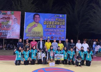 Gubernur Kepri Ansar Ahmad, saat foto bersama seusai menyerahkan hadiah kepada tim yang menang Turnamen Bola Voli Piala Gubernur Kepri Putri U-23 Zona Natuna, foto: ist/detak.media