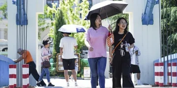 Arsip foto - Masyarakat menggunakan payung untuk melindungi diri dari matahari, di Beijing, China, (9/6/2024). ANTARAXinhua/Chen Zhonghao/pri.