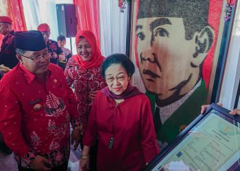 Walikota Blitar Santoso usai menerima lukisan dari Megawati Soekarnoputri, foto: Dani ES/detak.media