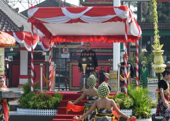 Walikota Blitar Santoso saat pimpin upacara Hari Lahir Pancasila di Aloon-Aloon Kota Blitar, foto: Dani ES/detak.media