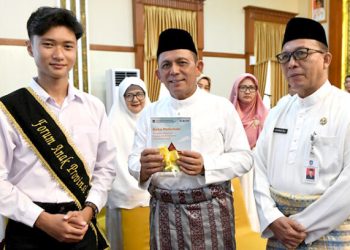 Kepala DP3AP2KB Kepri, Muhammad Dali (paling kanan) bersama Gubernur Kepri, Ansar Ahmad (tengah) saat menghadiri pelantikan FORARI, foto: ist/detak.media