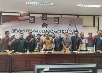 Anggota Komisi I DPRD Kabupaten Blitar bersama sejumlah Ketua RT RW tergabung dalam FORMAT, foto: Dani ES/detak.media