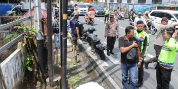 Jasad SE saat Ditemukan Tergeletak Tidak Bernyawa di Traffic Light Jalan Ketapang, foto: Humas Polresta Tanjungpinang