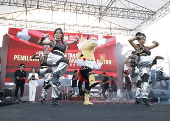 Maskot Pilkada Kabupaten Blitar Si Jatril saat diluncurkan di Alun-alun Kanigoro, foto: Dani ES/detak.media