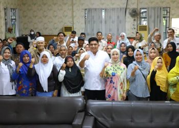 Bupati Bintan, bersama istri saat foto bersama dengan peserta pelatihan, foto: MCBintan/detak.media