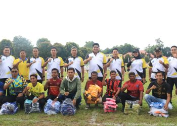 Bupati Bintan, Roby Kurniawan foto bersama seusai menyerahkan baju kepada tim, foto: MCBintan/detak.media