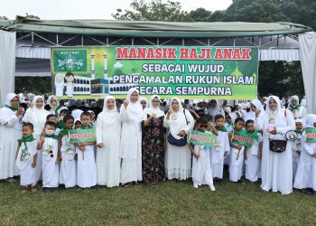 Bupati Blitar Rini Syarifah saat foto bersama dengan peserta Manasik Haji Anak TK Muslimat NU, foto: Dani ES/detak.media