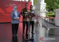 Kepala Sekretariat Presiden Heru Budi Hartono (tengah) menyampaikan keterangan pers di Istana Kepresidenan, Jakarta, Jumat (14/6/2024). ANTARA/Andi Firdaus/am.