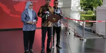 Kepala Sekretariat Presiden Heru Budi Hartono (tengah) menyampaikan keterangan pers di Istana Kepresidenan, Jakarta, Jumat (14/6/2024). ANTARA/Andi Firdaus/am.