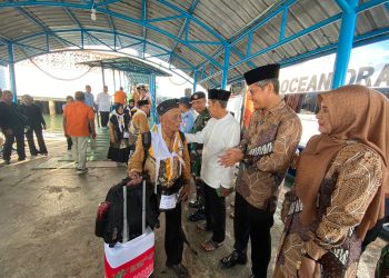 Jemaah Haji asal Tanjungpinang saat Berangkat ke Kota Mekkah melalui Batam pada 11 Mei 2024, foto: Mael/detak.media