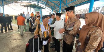 Jemaah Haji asal Tanjungpinang saat Berangkat ke Kota Mekkah melalui Batam pada 11 Mei 2024, foto: Mael/detak.media