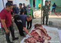 Petugas DKPP Kota Blitar saat memeriksa daging hewan kurban milik warga, foto: Dani ES/detak.media