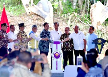 Presiden Joko Widodo melakukan peletakan batu pertama atau groundbreaking Universitas Gunadarma di Kawasan Ibu Kota Nusantara, Kabupaten Penajam Paser Utara, Provinsi Kalimantan Timur, pada Selasa, (04/06/2024). (Foto: BPMI Setpres/ Rusman)