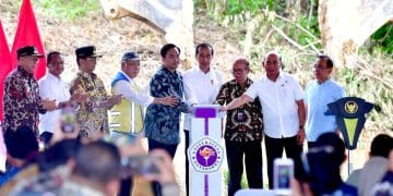 Presiden Joko Widodo melakukan peletakan batu pertama atau groundbreaking Universitas Gunadarma di Kawasan Ibu Kota Nusantara, Kabupaten Penajam Paser Utara, Provinsi Kalimantan Timur, pada Selasa, (04/06/2024). (Foto: BPMI Setpres/ Rusman)