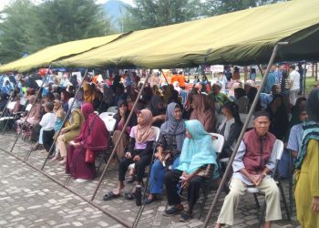 Terlihat ratusan masyarakat Natuna saat mengantre untuk mendapatkan layanan kesehatan di Hari Bakti Sosial Kesehatan TNI AU di Pantai Piwang, pada Rabu, 10 Juli 2024 (Foto : Zaki)