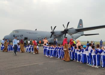 Siswa-siswi TK Angkasa Raden Sadjad mendapatkan pengalaman menakjubkan, seusai melihat secara langsung Alutsista milik TNI AU (foto : Zaki/DM)